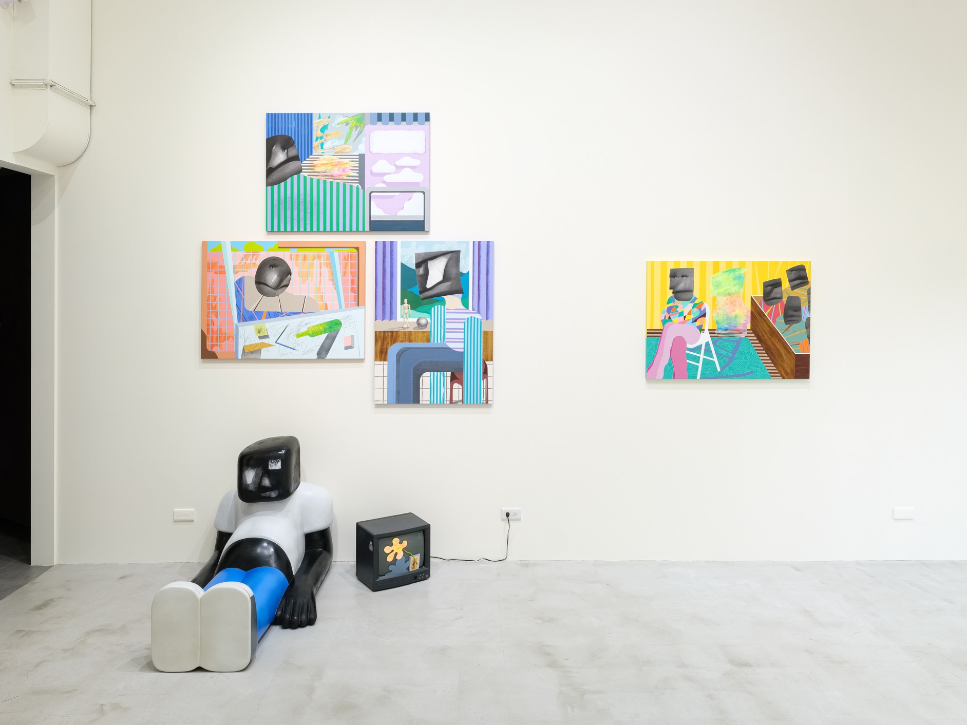 鍾嘉駿 CHUNG Chia-Chun 個展「巨石之上」,2021 年 4 月 17 日至 5 月 16 日於台北 Hiro Hiro Art Space 展出。以炭筆與壓克力回應卡繆《異鄉人》與薛西弗斯神話,描繪現代生存的荒謬與疏離。